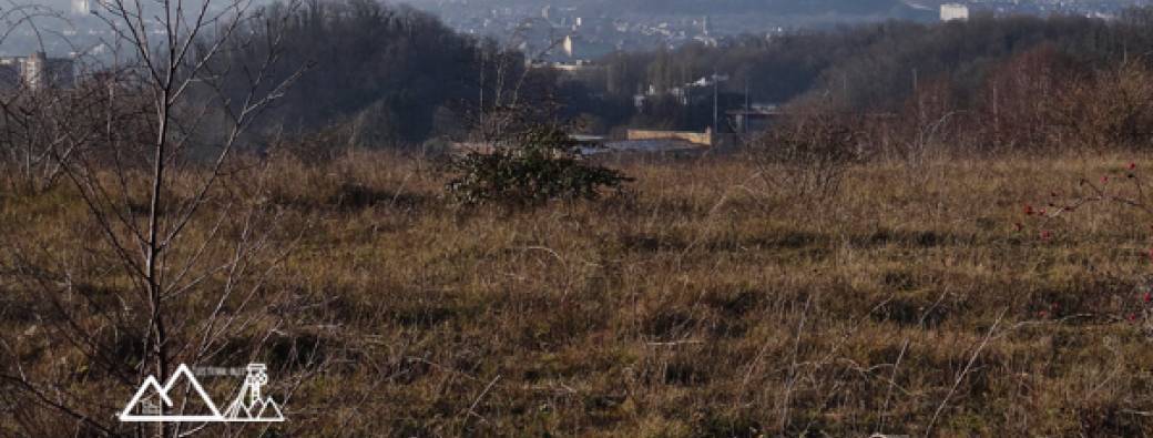 L’Épine à Montignies-sur-Sambre, Terril  noir. Foulard rouge. Poumon vert.