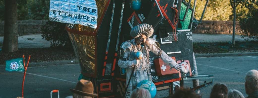 "V’là, ou Comment sauver le monde" - Théâtre de rue physique et fantastique