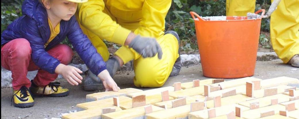 Participez au chemin de briques jaune