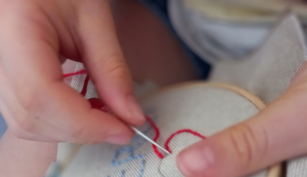 Atelier broderie enfant - Cadeaux maîtres et maîtresses - Chez Périmômes