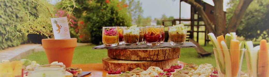 Buffet Apéro : boulettes fromage d'amande, tartinade crue betterave ginger, chips de kale
