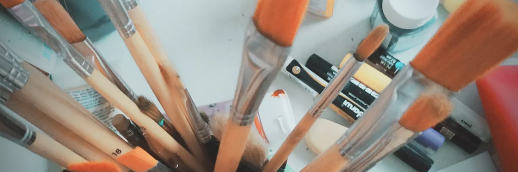 Atelier créatif peinture sur vase