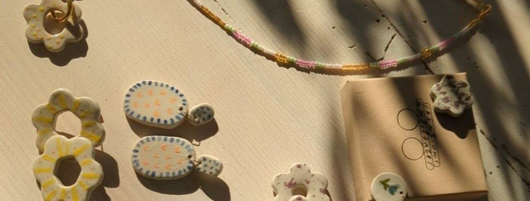 Atelier création de bijoux en céramique chez Couleur Tiphaine