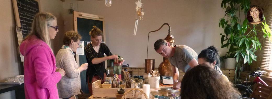 Atelier cueillette et distillation.