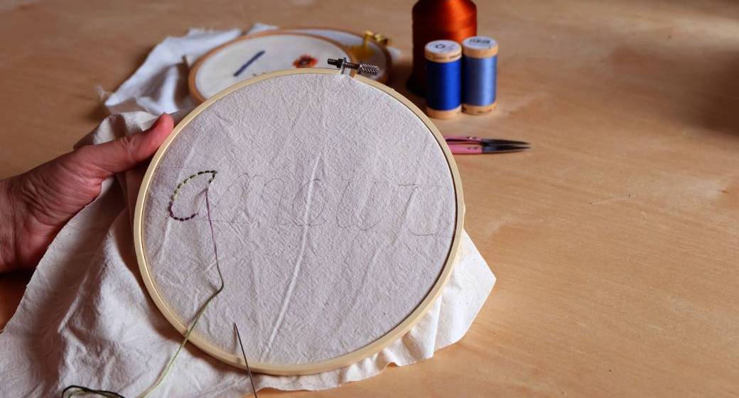 Atelier de broderie à la main