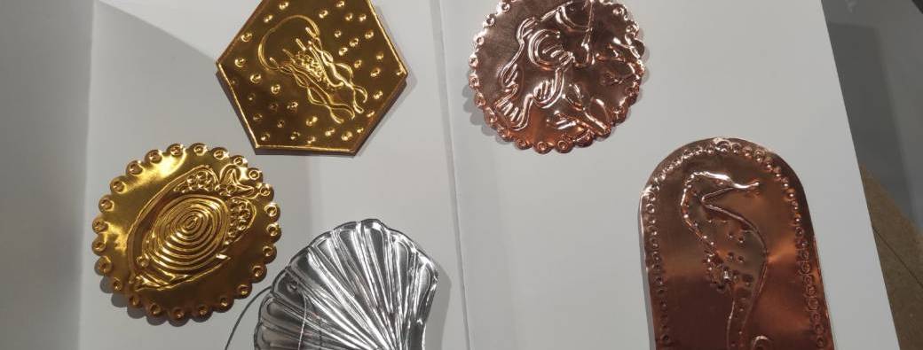 Atelier de métal repoussé