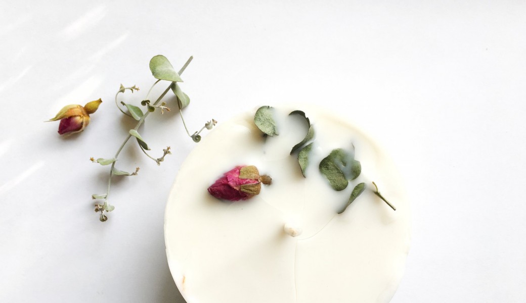 Atelier fabrication d'une bougie naturelle parfumée et fleurie 