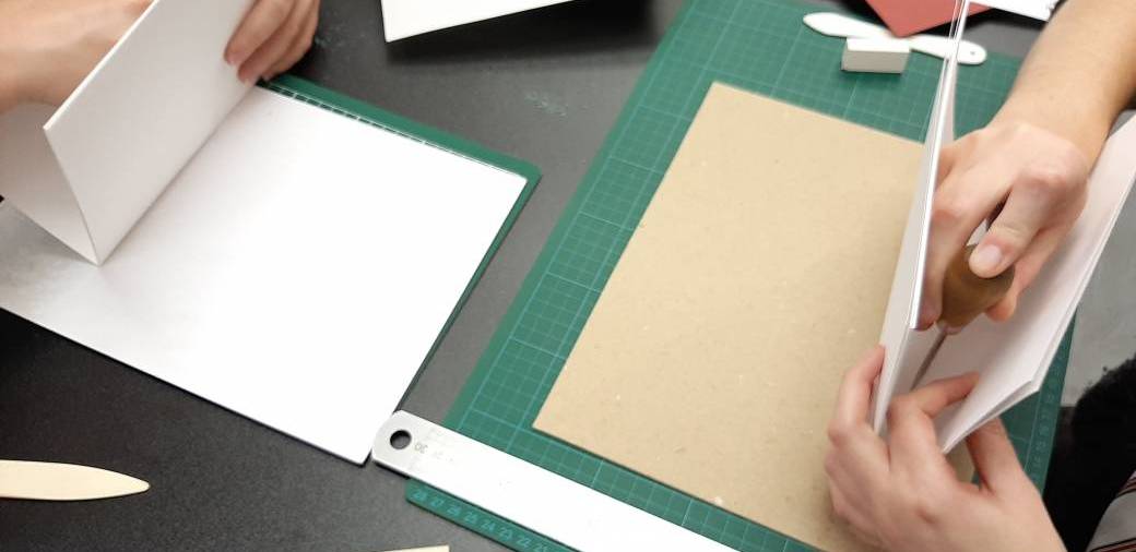 Atelier Reliure : Création d’un carnet en reliure apparente