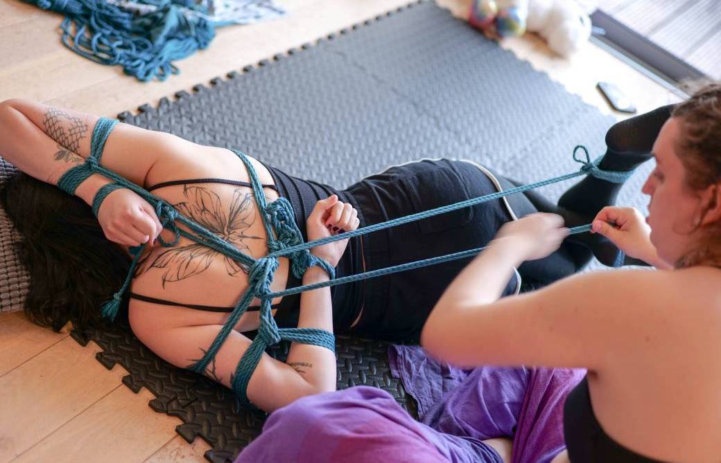Atelier Shibari : cycle entier "Pratiquer les cordes au sol" (niveau intermédiaire sol) - ROUEN -