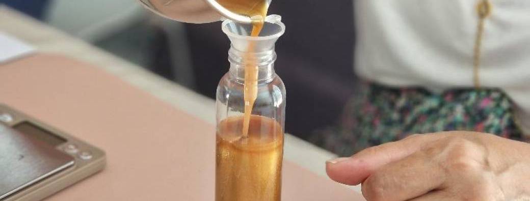 Atelier Soin du corps Mulhouse: gel exfoliant et huile de soin illuminatrice