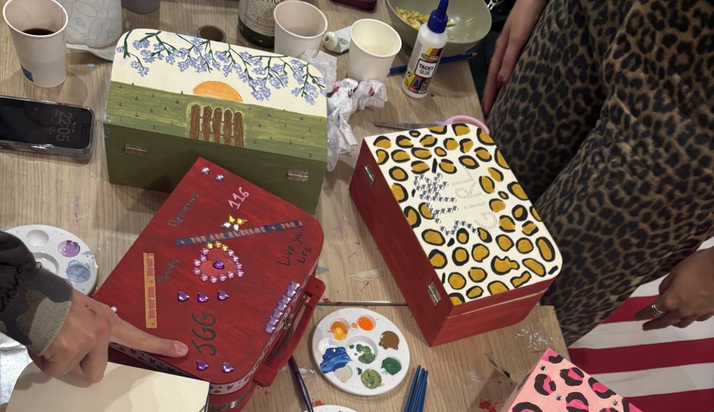 ATELIER PEINTURE SUR BOÎTE À SOUVENIRS