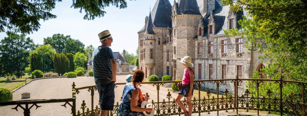 Au Bois Cornillé, le parc et les façades du château commentés par la propriétaire