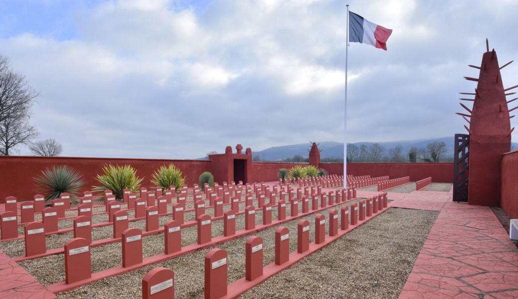 Autres regards sur Mai 1945 - Visite du tata sénégalais