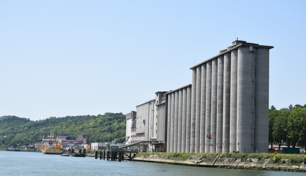Rouen, le port face à l'eau