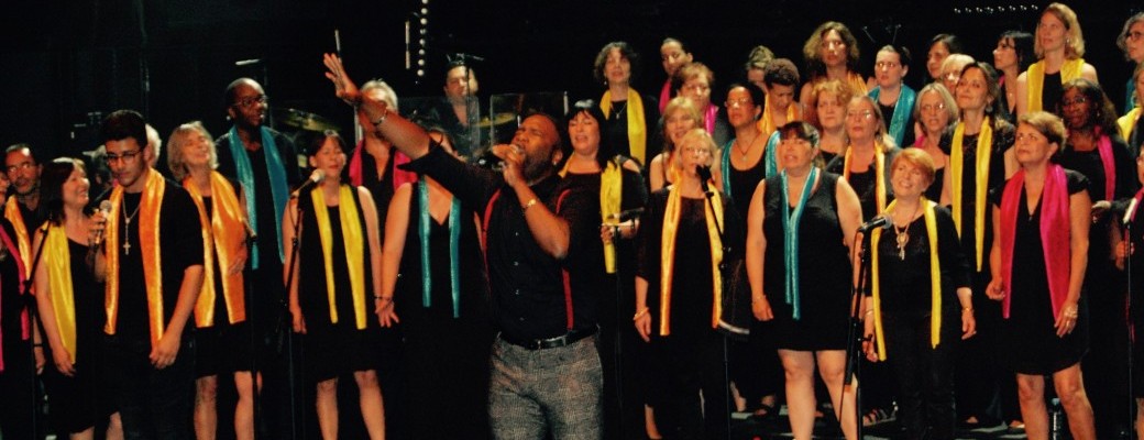65 choristes sur scène