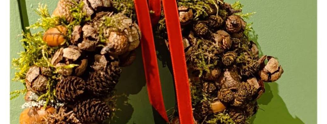 Couronne de Noël, création artisanale réalisée avec des éléments naturels