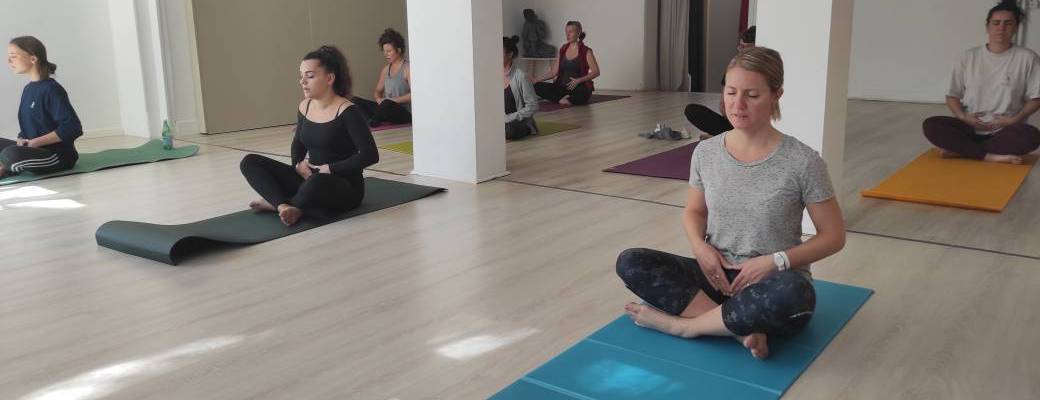 Cours de hatha yoga flow