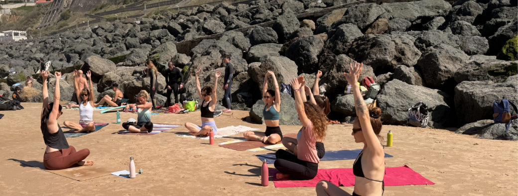 Cours de yoga en plein air ｜ Plage Côte des Basques à Biarritz