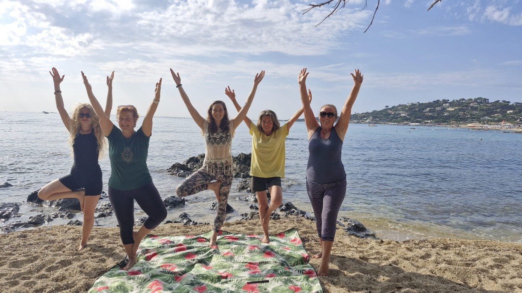 Cours de Yoga Flow face à la mer à Sainte-Maxime