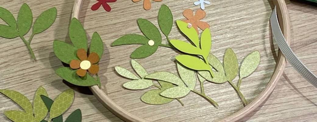 Création d’une couronne murale de fleurs en papier. 