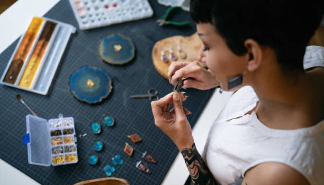Création de bijoux en résine