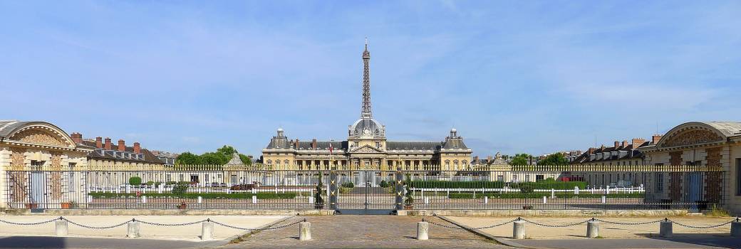 De l'Ecole militaire à la Chapelle de la Médaille miraculeuse et au Bon-Marché