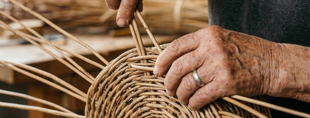démonstration de vannerie  Un panier d'osier