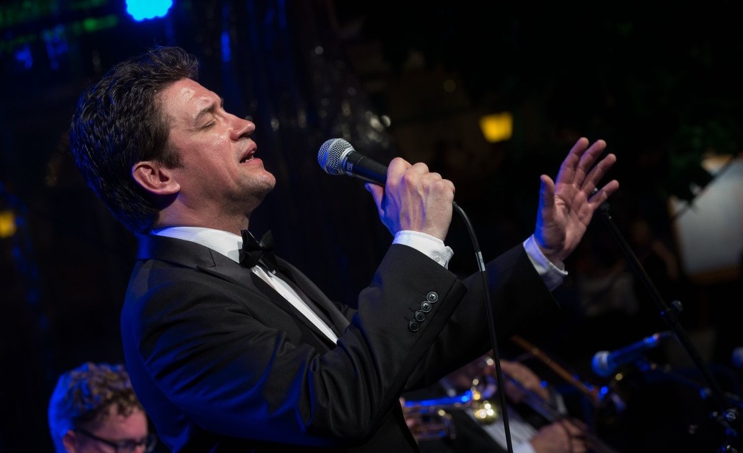 Denny Ilett chante Sinatra