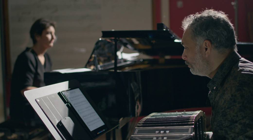 Detrás de los árboles Detrás de los árboles