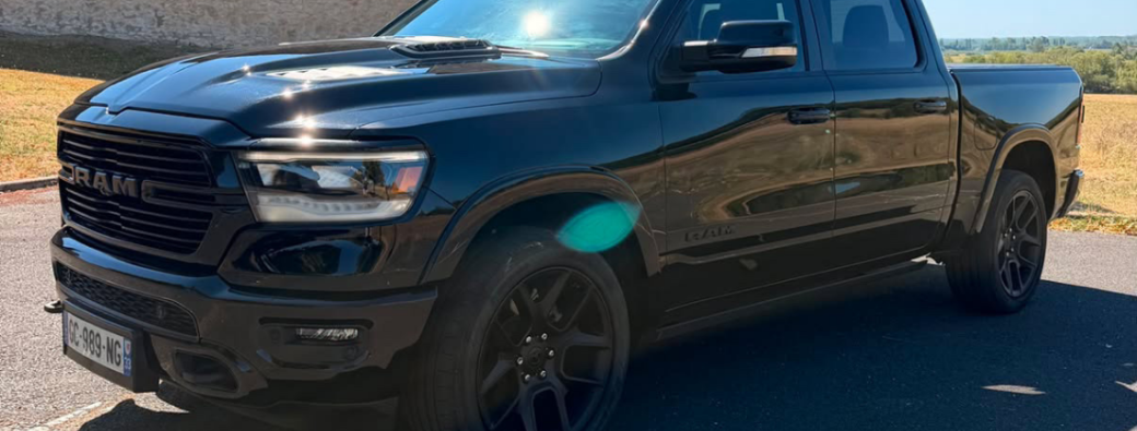 Dodge RAM 1500 V8 5.7 Laramie Sport Night Edition (3 pers. par baptême)