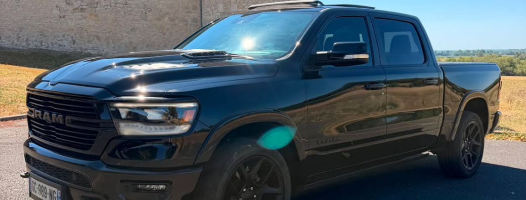 Dodge RAM 1500 V8 5.7 Laramie Sport Night Edition (3 pers. par baptême)