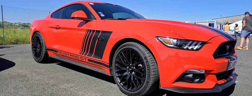 Ford Mustang GT 5.0 Coupé rouge bandes noires