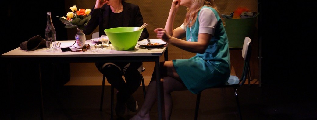 Intérieur jour, une femme attend