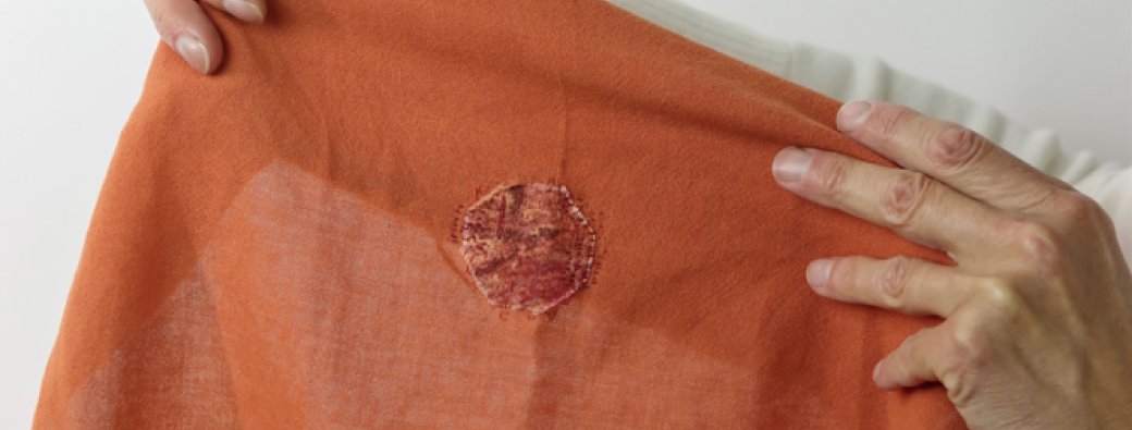 J'apprends des techniques de couture originales pour réparer mes vêtements 