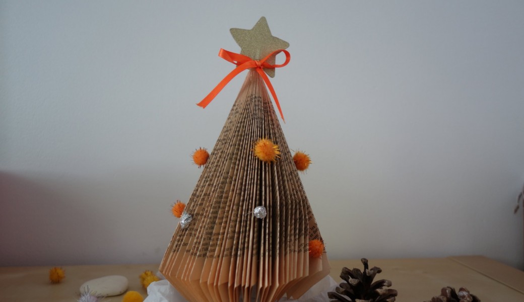 Je crée mon sapin de Noël à partir de mes anciens livres