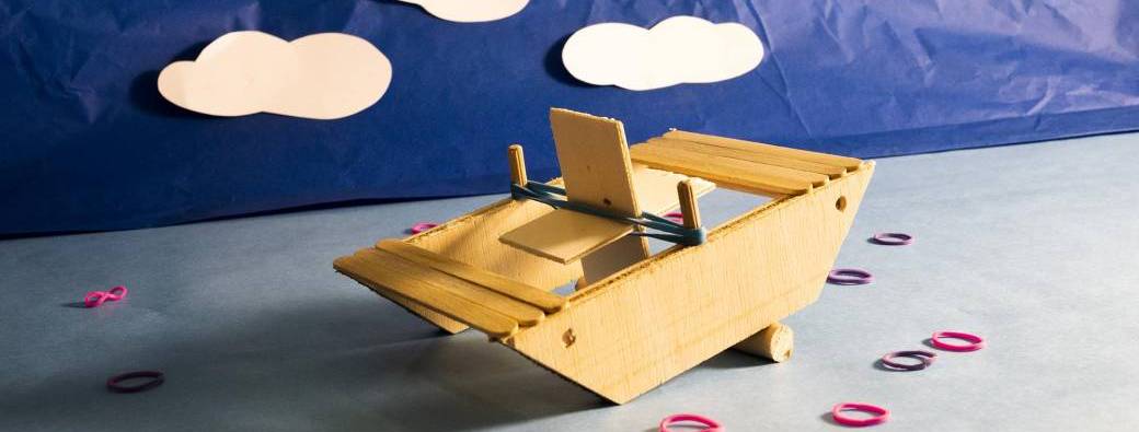 Je fabrique mon petit bateau à hélice en bois de récup