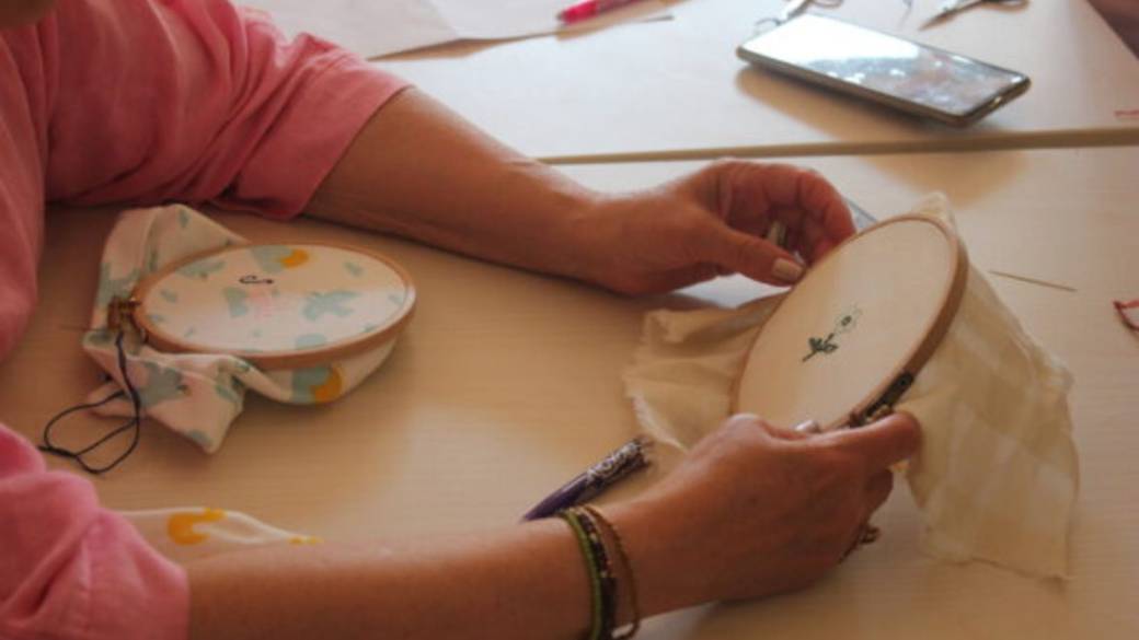 Je m'initie à la broderie pour réparer mes vêtements