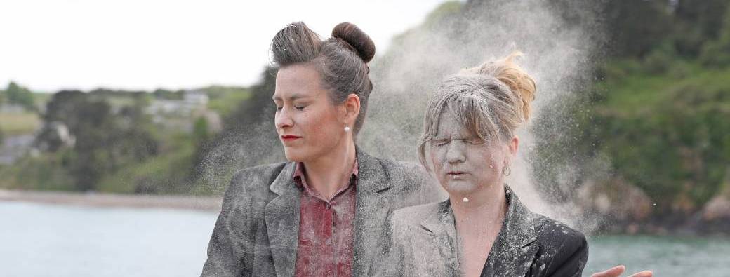 « Jeanne et Gabrielle reposent en pestes » de la compagnie CHON  