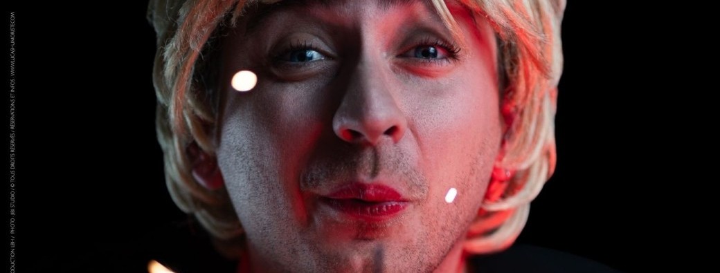 "Joyeux Anniversaire" le spectacle sur scène de Lucas Humoriste