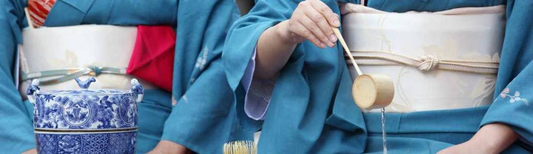 La cérémonie traditionnelle du thé au Japon expliquée par Alizée Charrié.