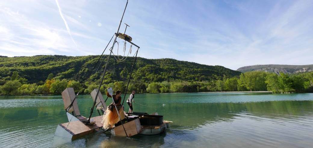 LAC DE NANTUA - Plage de la Colonne (01) - "Pagaille Navale"