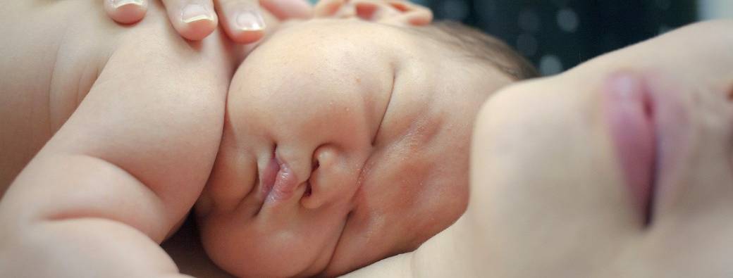 Le peau à peau : pour l’enfant, pour les parents. Qu’en dit la science et à quoi sert-il ?