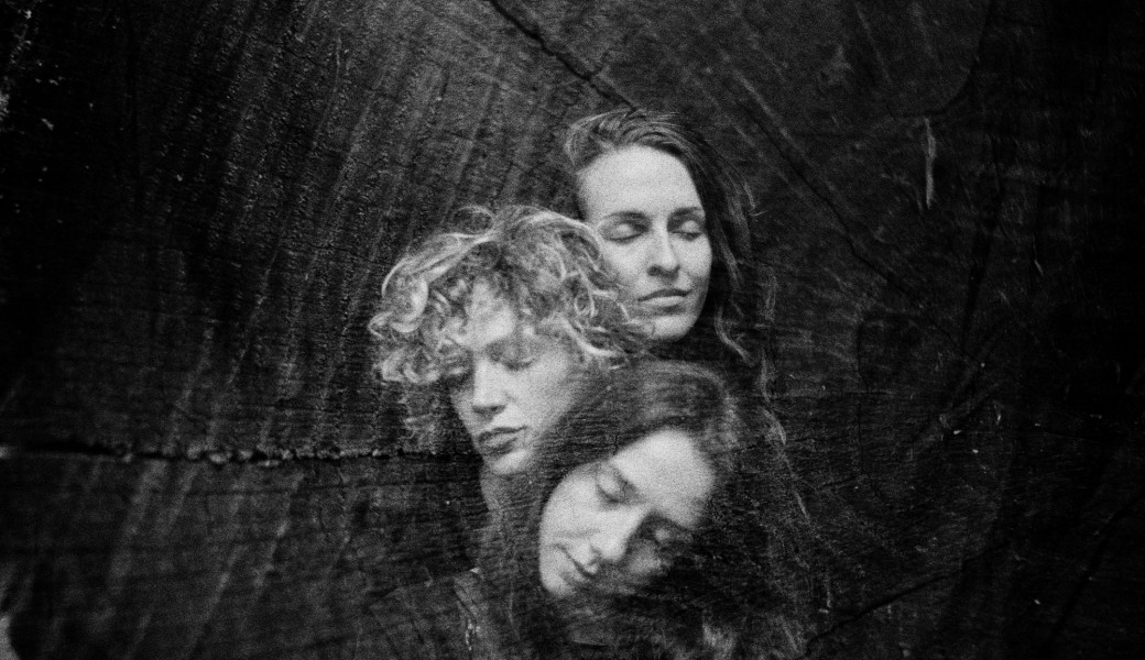 Les Itinérantes dans la grotte de la Sainte-Baume