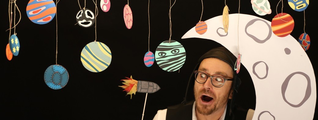 COMMENT VOYAGER SUR LA LUNE EN SUÇANT UN BONBON - CIE LA ROUILLE - (FESTIVAL LES P'TITS PICHONS)