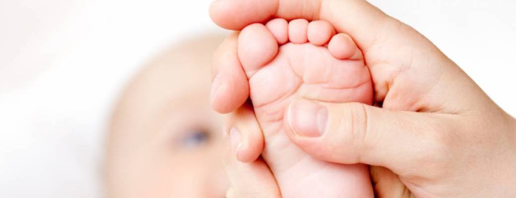 Massage Bébé : Baby Yoga, bras et mains 