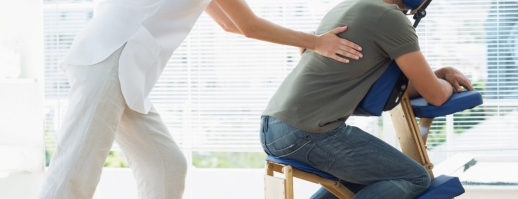 Massage sur chaise ergonomique chez Fika