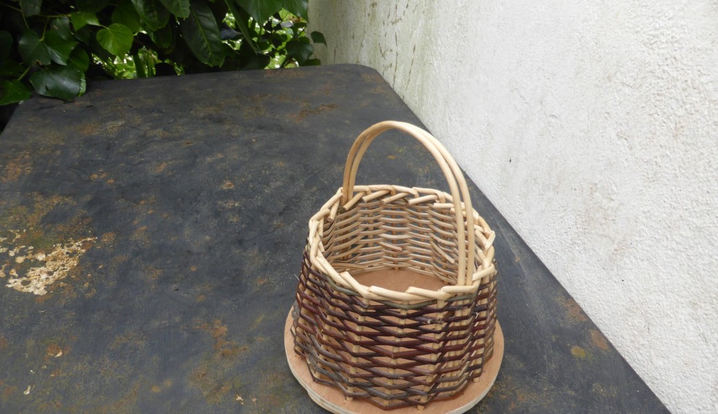 Mini panier sur fond plein