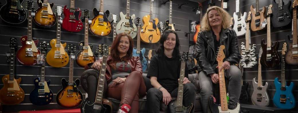 More guitaristwomen on stage : Pura Vida / FauXcils / Natural Disorder