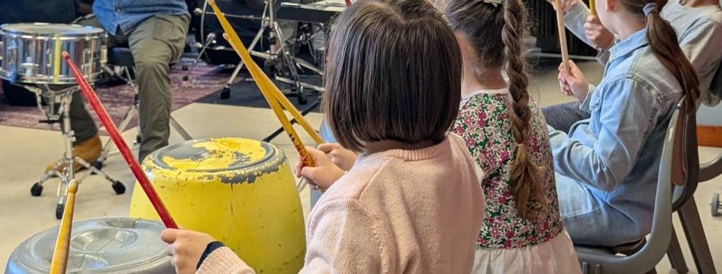 ORCHESTRE DE BIDONS (Pratiquer autrement) 