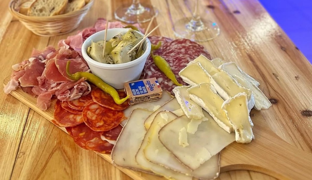 Planche charcuterie / fromage pendant la pièce « Le voisin de Picasso »